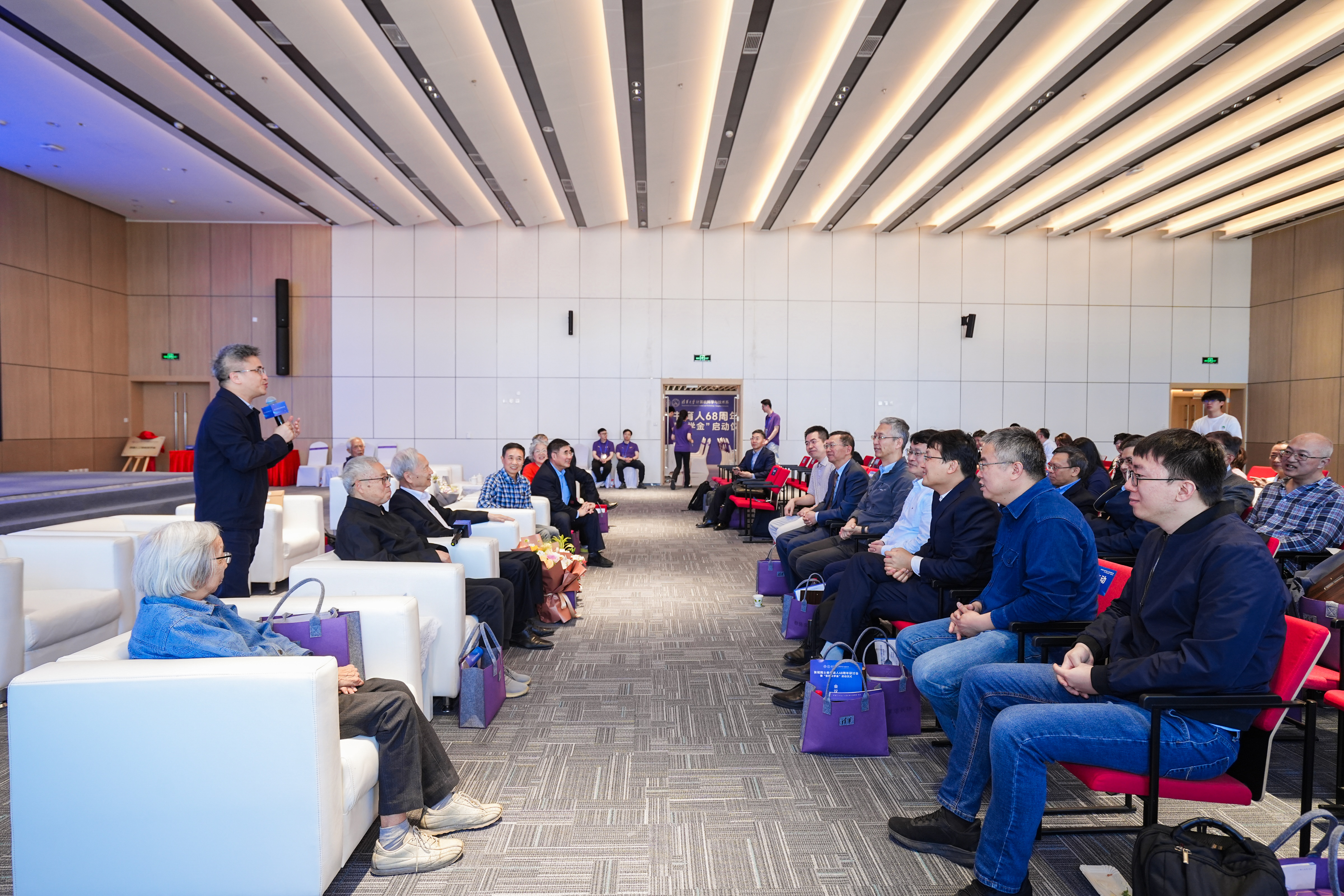20250430-张钹院士教书育人68周年学术研讨会暨“张钹奖学金”启动仪式举行-嘉艺-教师代表共同回顾了张钹的学术生涯.JPG
