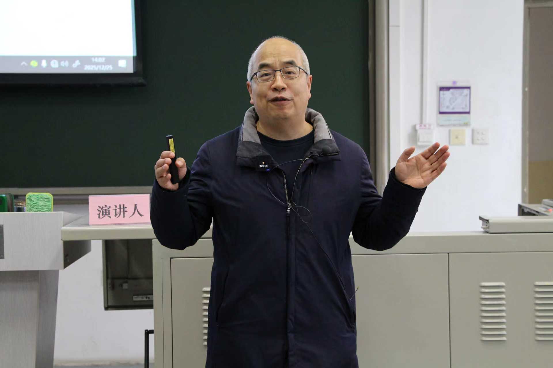 20251225-故宫博物院研究馆员李文君做客新人文讲座 剖析方位与城门匾额命名的关系-傅义超-主讲人李文君.jpg