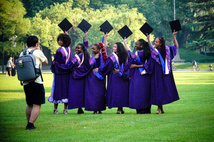 20250423-114 周年校庆｜清华大学离退休教职工书画作品展和摄影作品展开幕-段鸿杰-作品名称：《毕业清华走向世界》作者：张惠英.png