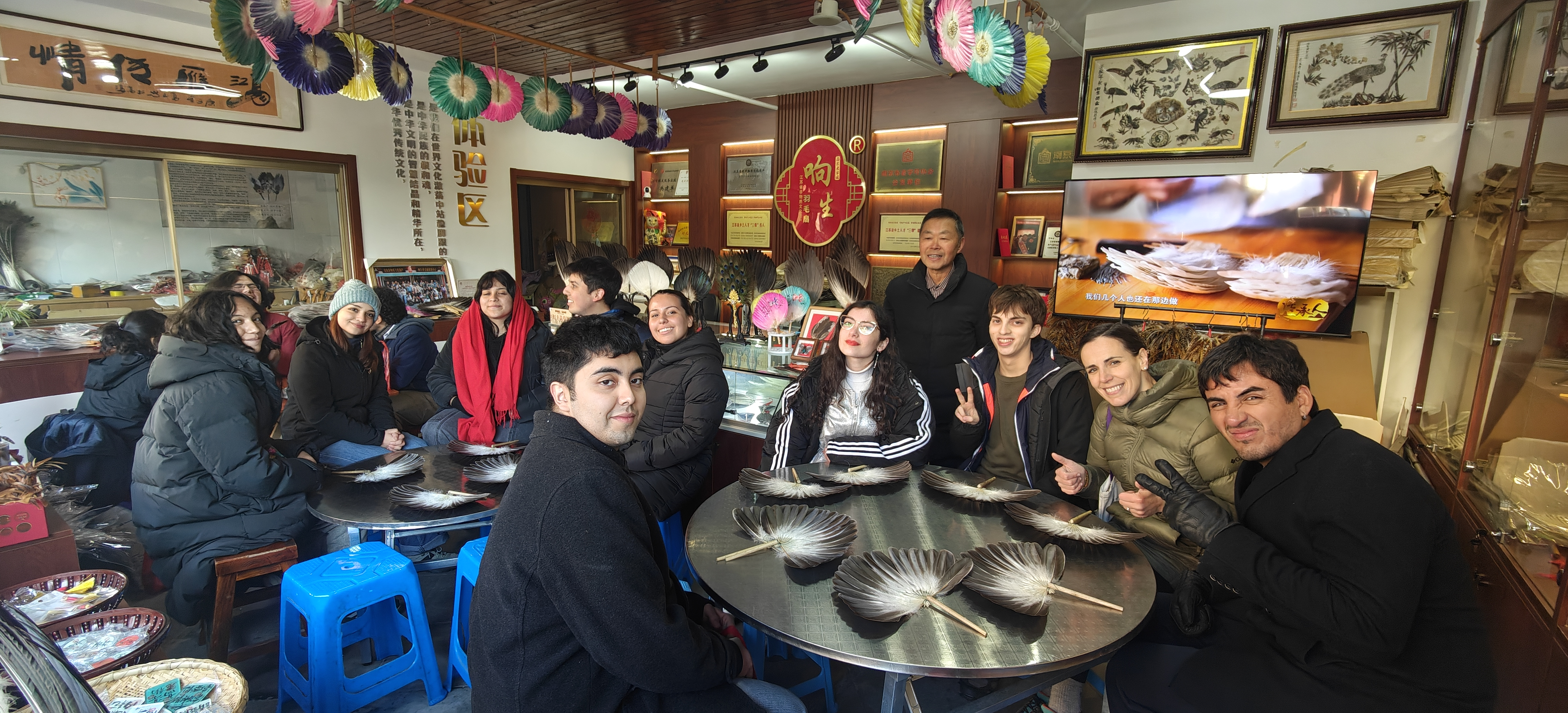 20260118-拉美青年来华研学活动-拉美中心-中智师生在高淳学习羽毛扇制作.png